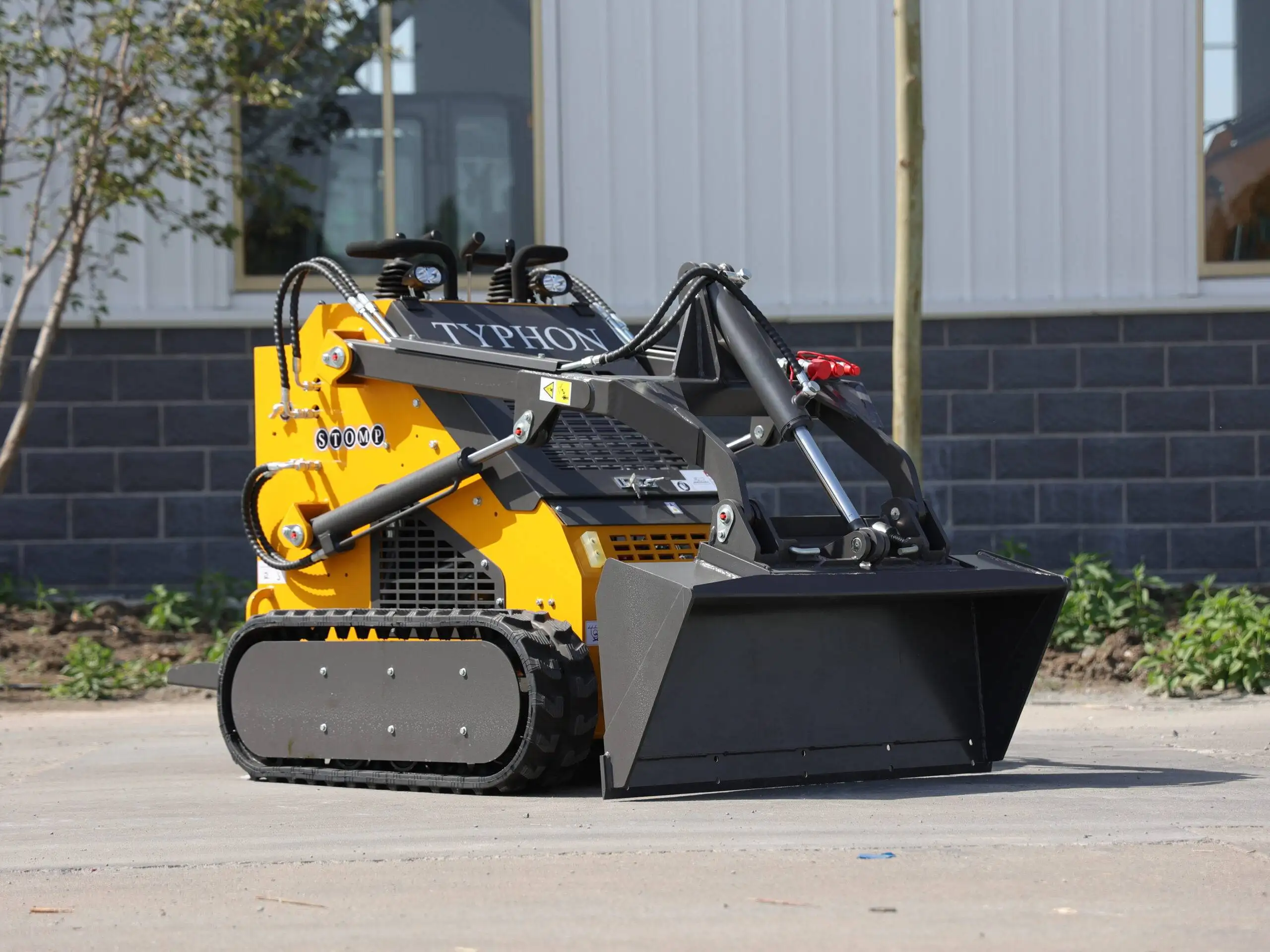 TYPHON STOMP 2000 Mini Skid Steer